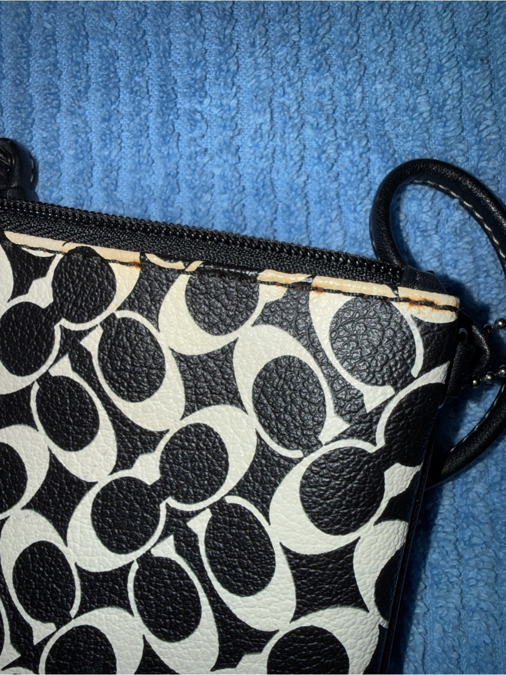 Coach Black & White Patterned Women's Wristlet| discoloration by zipper - Picture 4 of 11